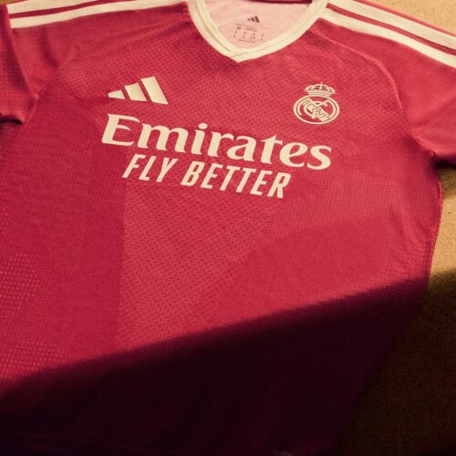 Image de l'article Le rose est de retour sur le maillot du Real Madrid