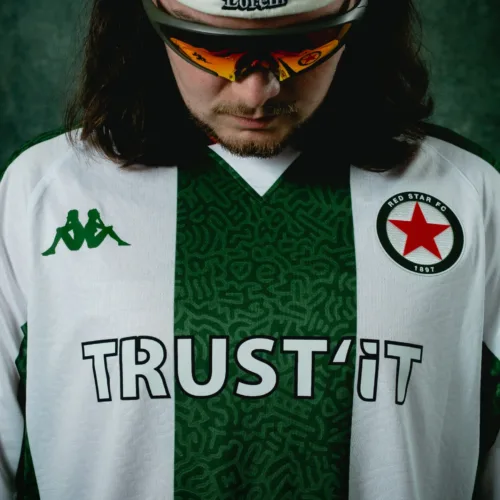 Image de l'article Le Red Star confie son nouveau maillot domicile à l’artiste Lorem