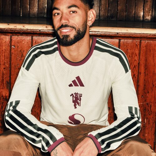Image de l'article Des roses dessinés sur le nouveau maillot third de Manchester United