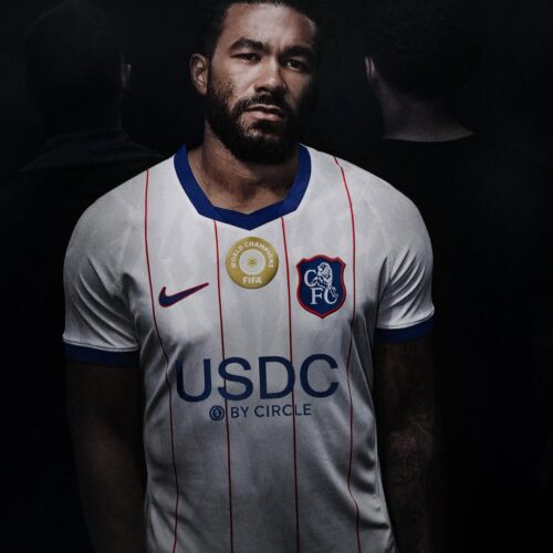 Image de l'article Chelsea dévoile son troisième maillot 2026-2027, avec un clin d'œil aux années 90