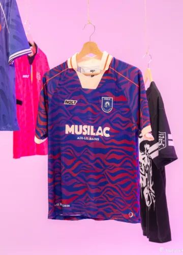 Image de l'article Comment est-ce que NOLT est devenu incontournable sur les maillots de festival&nbsp;?