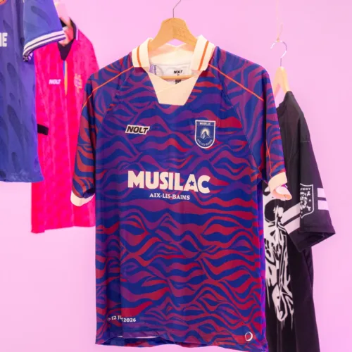 Image de l'article Comment est-ce que NOLT est devenu incontournable sur les maillots de festival ?