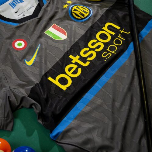 Image de l'article L'Inter Milan dévoile un troisième maillot hommage à l'époque Ronaldo