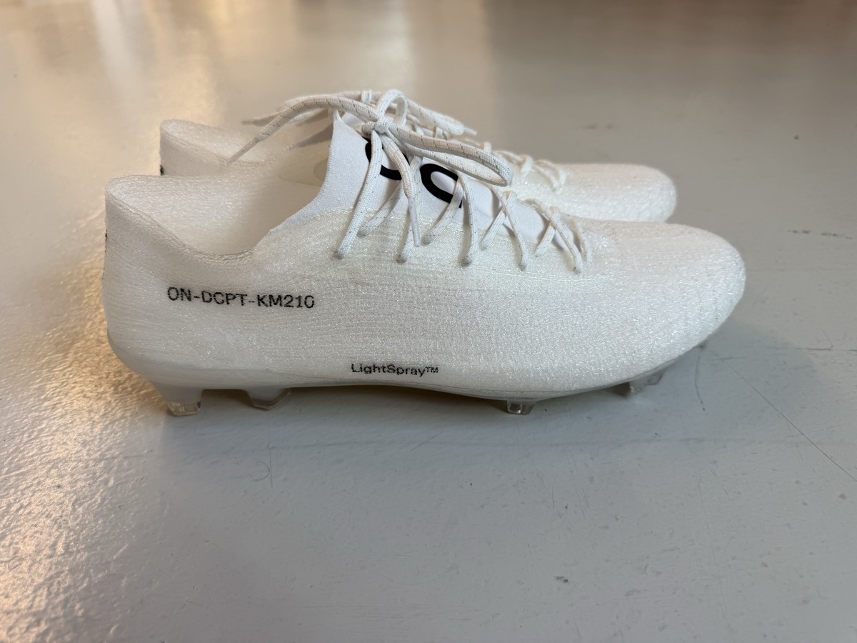 crampon on football mbappe