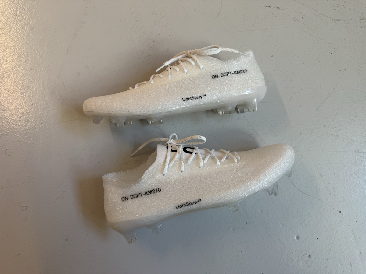 crampon on football mbappe