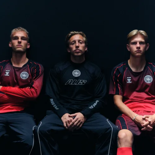 Image de l'article hummel et ALIS signent un maillot spécial pour le Danemark