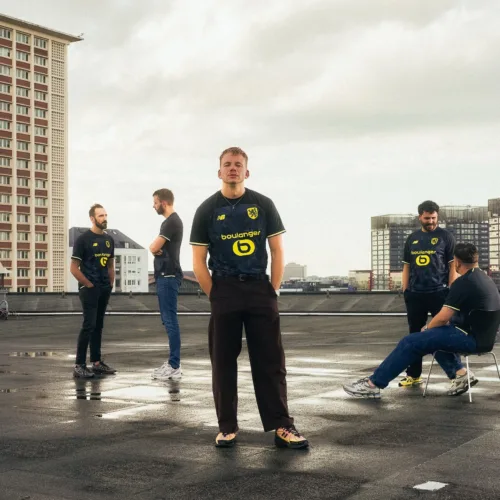 Image de l'article Le LOSC et New Balance dévoilent un quatrième maillot noir et jaune en hommage aux Flandres